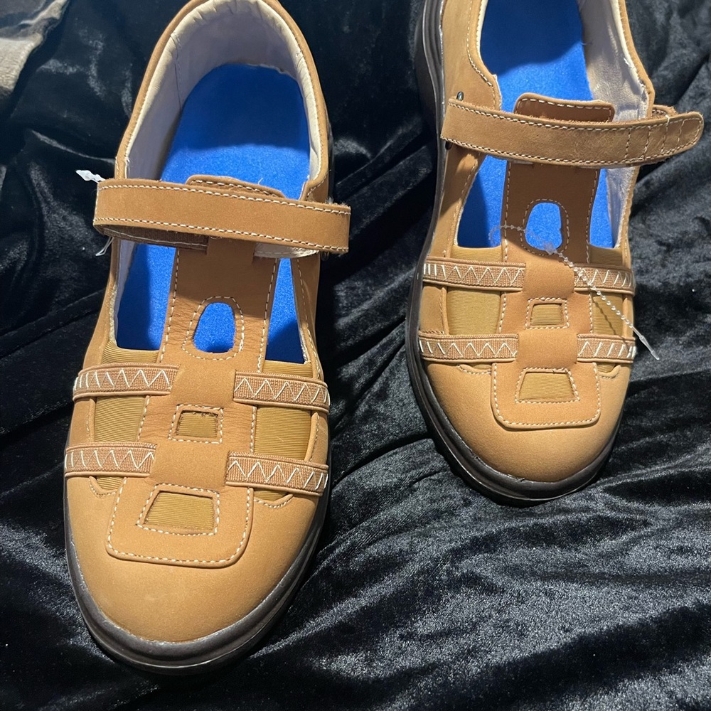 NWOT Sure Fit Womans Size 9M Acapulco Soft Leather Hook Loop Comfort Mary Janes